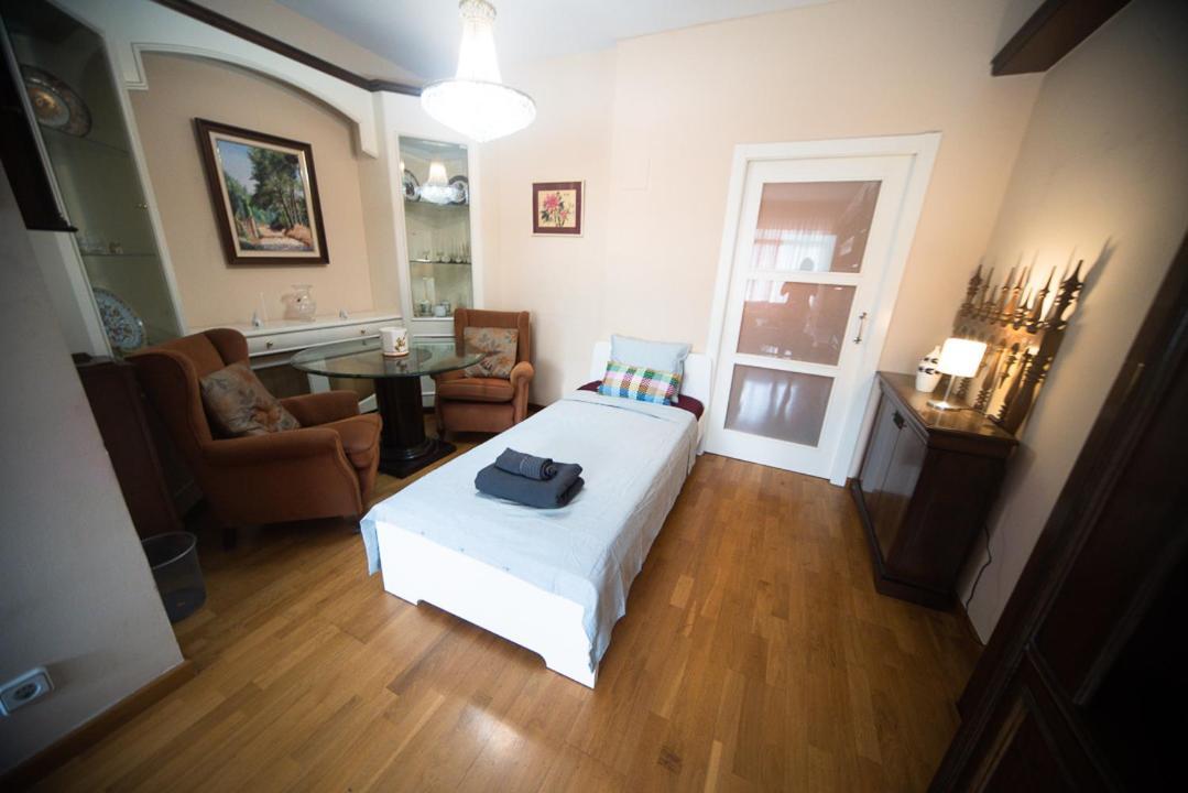 Traditional Rooms In Eixample Барселона Экстерьер фото